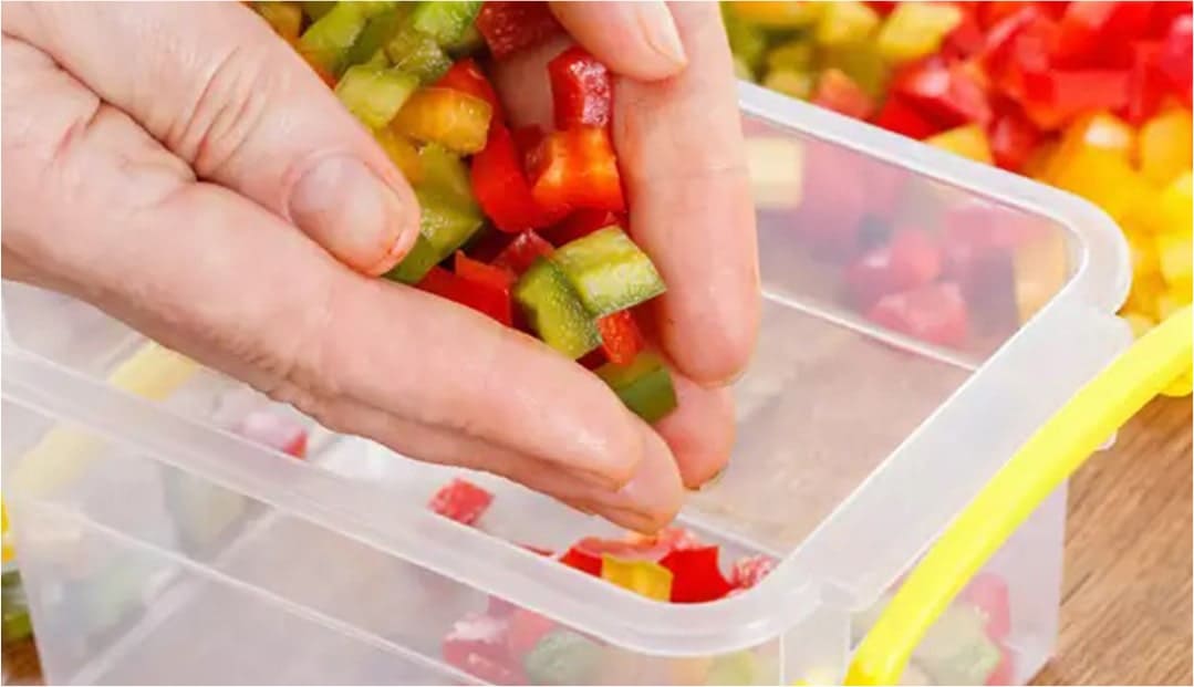 Deodorizes Plastic Containers