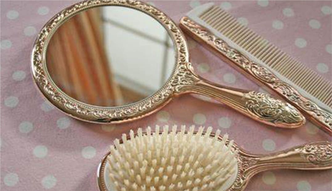 Cleans Brushes & Combs